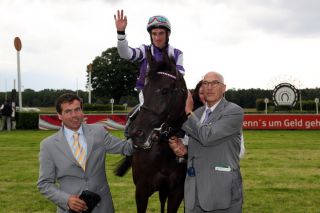  - manfred_hellwig_r._mit_seiner_selbstgezogenen_gruppesiegerin_miss_europa_mit_andrasch_starke_und__trainer_peter_schiergen_nach_dem_sieg_im_diana_trial_2009._www.galoppfoto.de_.img_assist_custom-320x214