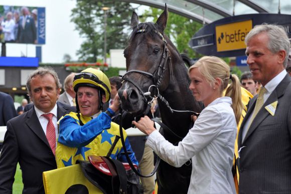 - novellist_with_johnny_murtagh_owner_dr._christoph_berglar_right_and_trainer_andreas_woehler_after_winning_the_king_geor._www.galoppfoto.de_-_john_james_clark.img_assist_custom-580x387