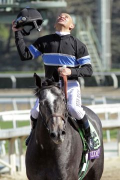 Geballte Freude: Mike Smith lässt den Emotionen nach dem Sieg mit Mizdirection im BC Turf Sprint freien Lauf. Foto: www.galoppfoto.de - Petr Guth/Sorge