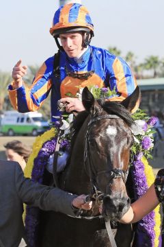 Das entlockt auch Ryan Moore ein Lächeln. Mit tollem Endspurt er mit Magician im BC Turf. Foto: www.galoppfoto.de - Petr Guth/Sorge