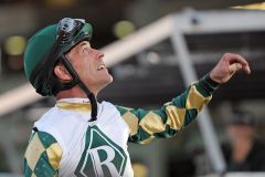 "Jockeylegende" Gary Stevens freut sich über den Sieg mit Mucho Macho Man. Foto: www.galoppfoto.de - Peeo Ploff/Sorge