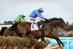 Neuer Rekord: Der fünfte Erfolg in den Irish Champion Hurdle, Gr. I, für Hurricane Fly mit Ruby Walsh, der Jezki mit AP MyCoy am letzten Hindernis in die Schranken weist. ©INPHO/Morgan Treacy