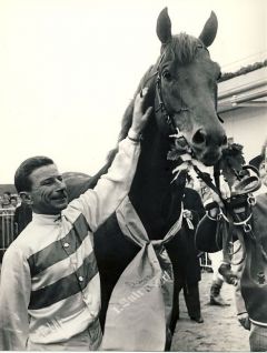 Herero und sein Jockey Hein Bollow nach dem Derbysieg 1962. Foto Archiv www.galopp-hamburg.de