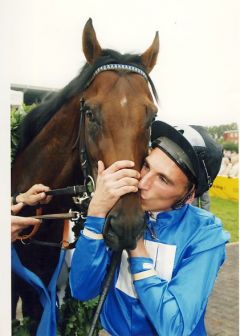 Next Desert und Andrasch Starke nach dem Derbysieg 2002. Foto: www.galopp-hamburg.de - Sorge