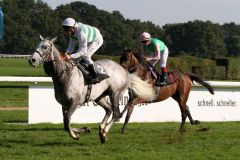 Das Ziel 'Black Type-Sieg" erreicht: Die Schimmelstute Alwilda aus England gewinnt das Silberne Band mit Adrie de Vries im Sattel. www.galoppfoto.de - Sandra Scherning