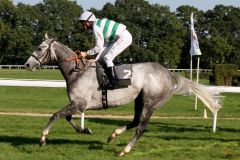 Das Ziel 'Black Type-Sieg" erreicht: Die Schimmelstute Alwilda aus England gewinnt das Silberne Band mit Adrie de Vries im Sattel. www.galoppfoto.de - Sandra Scherning