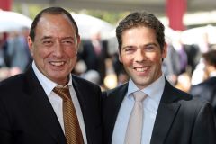 Simon Springer (links) und Trainer Christophe Ferland. www.galoppfoto.de