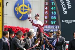 Jockey Zac Purton feiert gemeinsam mit Dominants Besitzern des Sieg in der Hong Kong Vase. Foto: www.galoppfoto.de - Frank Sorge