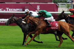 Im Ziel zunächst Zweite, doch dann zur Siegerin erklärt: Ebiyza (rechts) gewinnt den Prix de Royallieu. Foto: www.galoppfoto.de - John James Clark