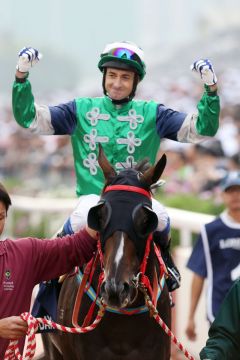 Douglas Whyste und Glorious Days nach dem Sieg in der Hong Kong Mile. Foto: www.galoppfoto.de - Frank Sorge