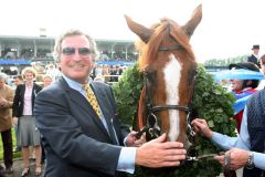 Georg Baron von Ullmann mit dem Schlenderhander Derbysieger Adlerflug 2007. www.galoppfoto.de