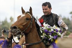 Texas Red, der trotz einer Gr. I-Platzierung nicht zu den Favoriten zählte, nach dem Sieg mit Jockey Kent Desormeaux im Porträt. Foto: www.galoppfoto.de - Petr Guth