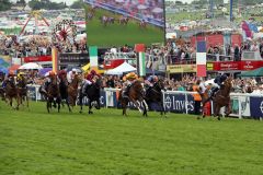 Mit anderthalb Längen Vorsprung zum Zweitplatzierten Libertarian gewinnt der Galileo-Sohn Ruler of the World mit Ryan Moore das Investec Derby. www.galoppfoto.de - Petr Guth