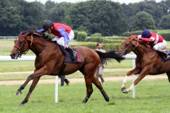 Wiener Walzer gewinnt mit Adrie de Vries das Union-Rennen. www.galoppfoto.de - Sandra Scherning