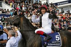 Lanfranco Dettori freut sich über den Derbysieg. www.galoppfoto.de - Petr Guth