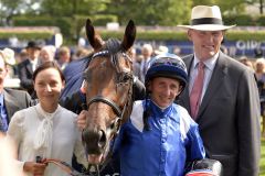 Taghrooda posiert mit Jockey Paul Hanagan und Trainer John Gosden nach dem Rennen. Foto: www.galoppfoto.de - Jim Clark/Sorge