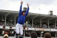 Frankie Dettori beim Dettori-Jump nach dem Sieg im Grossen Preis von LOTTO Hamburg. Galopprennbahn Hamburg-Horn.www.galoppfoto.de