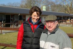 Hein Bollow zu Besuch bei Peter Schiergen (hier mit Gisela Schiergen) in "seinem" Asterblüte Stall in Köln, Frühjahr 2010. www.dequia.de