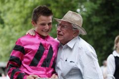 Erster Sieg für Dennis Schiergen und die Galoppsport-Legende Hein Bollow gratuliert. www.german-racing.com - Rühl