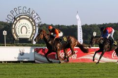 Sieger Russian Tango mit Eduardo Pedroza vor Illo mit Adrie de Vries. www.hoppegarten.com