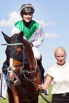  Mendocino mit Rene Piechulek und Trainerin Sarah Steinberg nach dem Sieg im Grossen Preis von Baden, Gr. I. ©galoppfoto - Stephanie Gruttmann