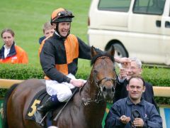 Happy people: Jockey Alexander Weis nach seinem ersten Gruppesieg auf Lucky Lion und und Trainer Andreas Löwe. Foto: Karina Strübbe