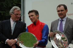 Siegerehrung mit Georg Baron von Ullmann, Adrie de Vries, Wilhelm Giedt. Foto: Gabriele Suhr