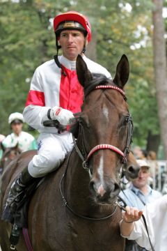 Abacco mit Torsten Mundry nach dem Sieg, Koeln-Weidenpesch 2005. www.galoppfoto.de