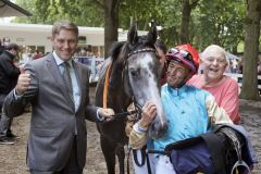 Alaskasonne mit Andreas Helfenbein und Trainer Markus Klug nach dem Sieg im BBAG Diana Trial. ©galoppfoto - Stephanie Gruttmann