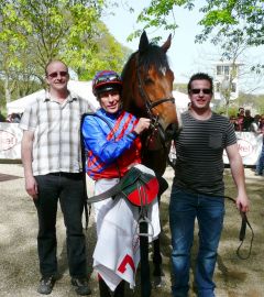 Racing Times (b. W. v. Danetime-Cartesian) mit Besitzertrainer R. Jansen und Alex Pietsch (Foto: Gabriele Suhr)