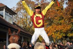 Solche Siege dürfen auch entsprechend gefeiert werden: Alexander Pietsch versucht sich beim "Dettori-Jump". www.galoppfoto.de - Sarah Bauer