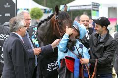 Jean-Claude Rouget (2. v. li.), Almanzor und das erweiterte Siegerteam. www.galoppfoto.de - Sandra Scherning