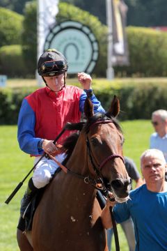 Amazona mit Filip Minarik nach ihrem Maidensieg in Hoppegarten. www.galoppfoto.de - Frank Sorge