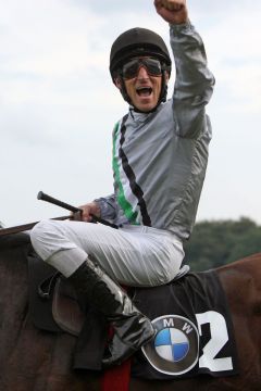 Andrasch Starke auf Eigelstein nach dem Sieg im BMW Berlin Preis. www.galoppfoto.de - Brose