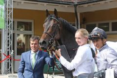 Arcandi nach seinem zweiten Gruppesieg mit Trainer Peter Schiergen, Jockey Bauyrzhan Murzabayev und Betreuering Lisa Krüllmann. ©galoppfoto - Sarah Bauer