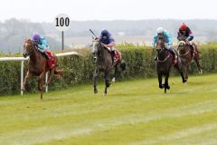 Areion-Doppel in den Farben von Marlene Haller im Rennen für 3-jährige sieglose Stuten - Northern Sun (links) gewinnt mit Rene Piechulek, außen galoppiert Saldaria auf den 2. Rang. www.galoppfoto.de - Sabine Brose