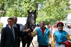 Das Siegerteam im Absattelring: Ariolo mit Trainer Markus Klug und Jockey Martin Seid. ©Dr. Jens Fuchs