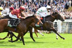 Asymmetric schnappt sich unter Martin Harley die Richmond Stakes. Foto: courtesy by Goodwood Racecourse