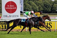 Auenquelle mit Arazza und Alexander Pietsch  vor Darius Racing mit Rostam im Zweijährigen-Rennen. www.galoppfoto.de - Sabine Brose