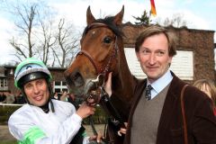 Baisse mit Alexander Pietsch und Gerhard Schöningh nach dem Sieg den Vanjura-Osterpreis. www.galoppfoto.de