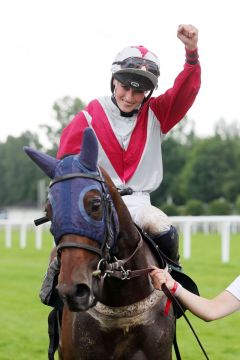 Bavarian Princess mit Sibylle Vogt nach dem Sieg beim Derby-Meeting 2024. ©galoppfoto - Frank Sorge