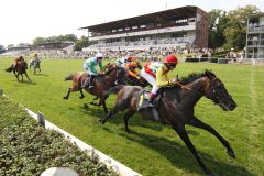 Verteidigte die Führrung bis ins Ziel: Be my Sheriff gewinnt mit Andrasch Starke im Sattel für Nadine Siepmann im Fürstenberg-Rennen vor Moonlight Man und Notre Ruler. www.galoppfoto.de - Frank Sorge