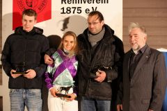 Siegerehrung mit Trainer Christian Peterschmitt und Siegreiterin Larissa Bieß. Foto: Dr. Jens Fuchs