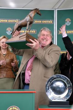 Besitzer John Hales bei der Siegerehrung zum Grand National-Sieg von Neptune Collonges. Foto: John James Clark