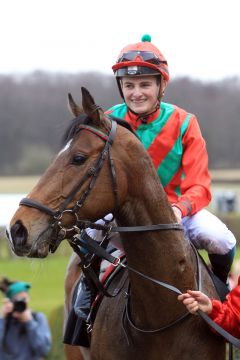 Der aktuelle Derby-Favorit Boscaccio unter seinem ständigen Reiter Peter Schiergen. www.galoppfoto.de