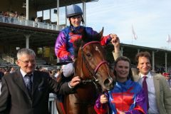 Bourree mit Jozef Bojko, Trainer Andreas Löwe (links) und Besitzer Alexander Rom vom Stall Lenau nach dem Überraschungsieg im Preis der Winterkönigin. www.galoppfoto.de - Sarah Bauer