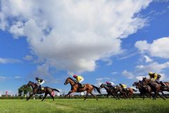 Ein perfekter Sommerrenntag mit der Brümmerhofer Sieg von Best Regards mit Eduardo Pedroza für Trainer Paul Harley. www.galoppfoto.de - Frank Sorge