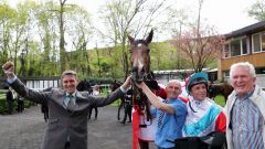 Bützje und ihr Team nach dem Schwarzgold-Rennen - mit Besitzer Holger Renz (rechts) und Trainer Markus Klug. Foto: Dr. Jens Fuchs