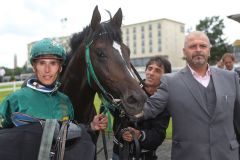 Buzzy mit Milos Milojevic und Besitzertrainer Guido Förster nach dem Sieg am 1. Renntag des Hamburger Meetings - acht Tage später geht es ins Derby. www.galoppfoto.de - Frank Sorge