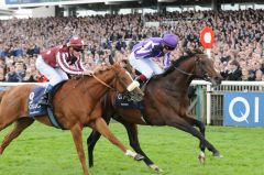 Camelot (r.) kämpft French Fifteen in den 2000 Guineas nieder. Foto: John James Clark